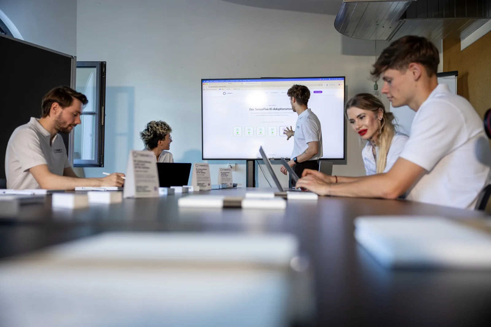 TensorFive-Team bei einer KI-Demo in einem Workshopraum